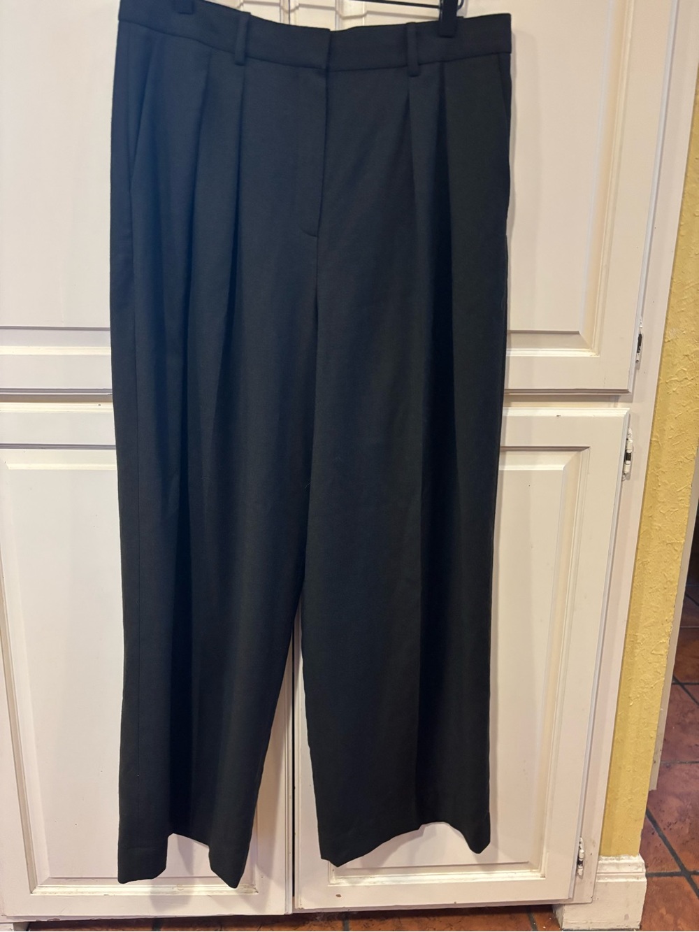 Theory wide leg 100% virgin wool pleated front pants. Size 12 Dark gray/taupe